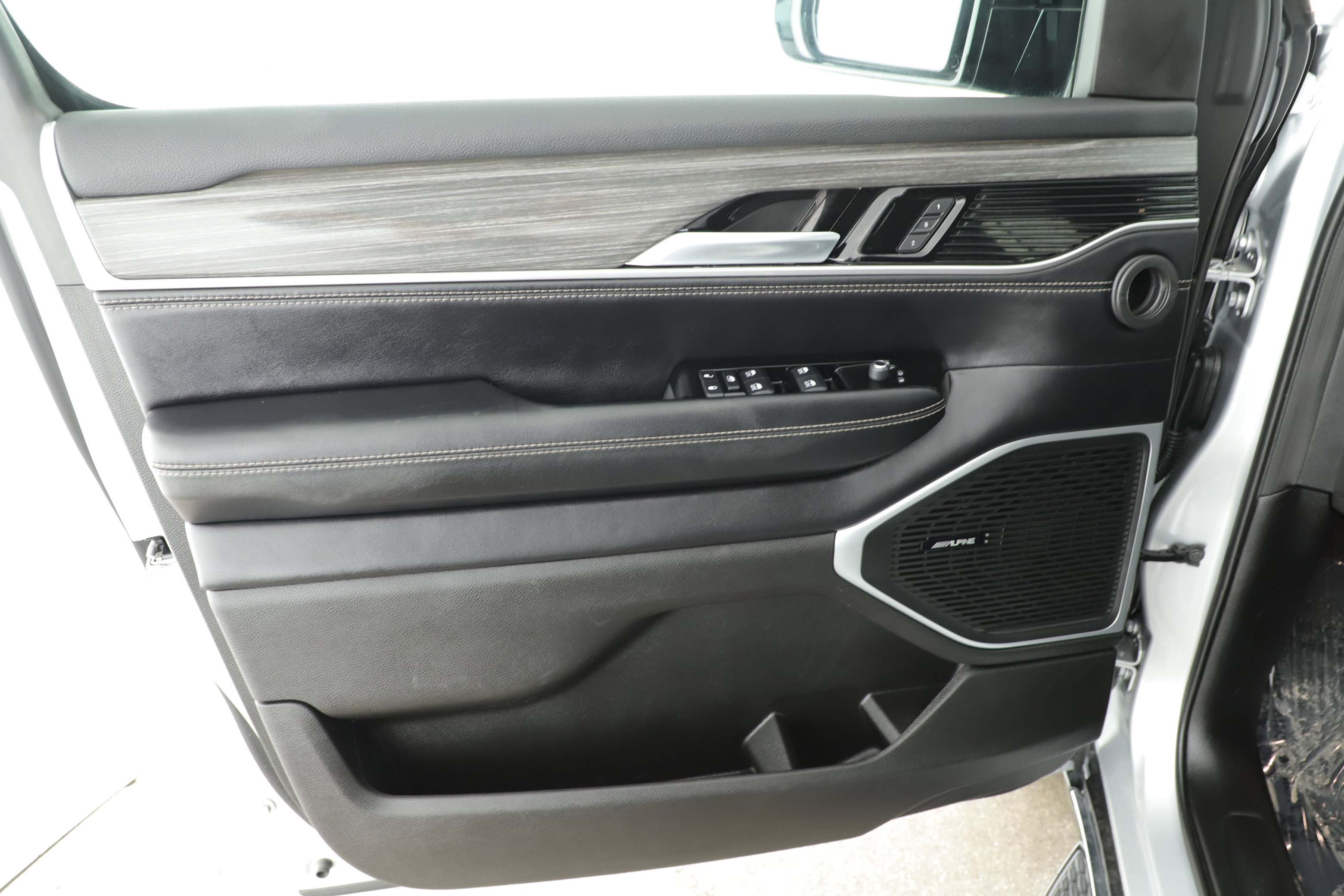 Used 2024 Jeep Wagoneer Series II w/ Flexible Seating Group image 14