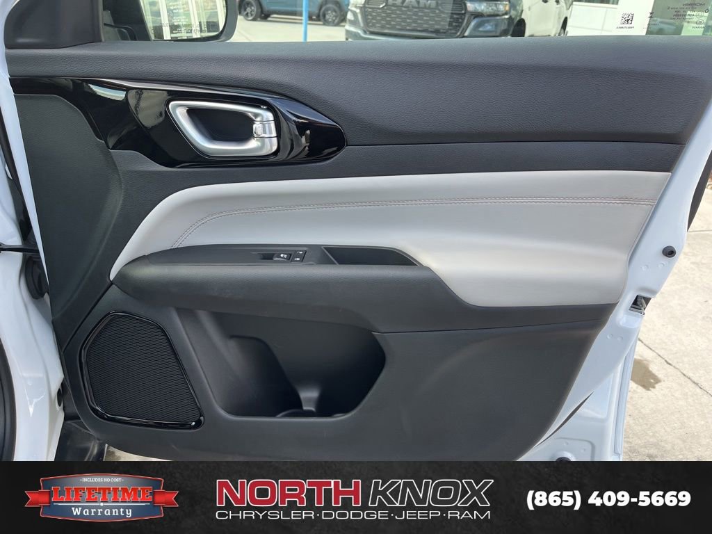 Used 2025 Jeep Compass Limited image 26