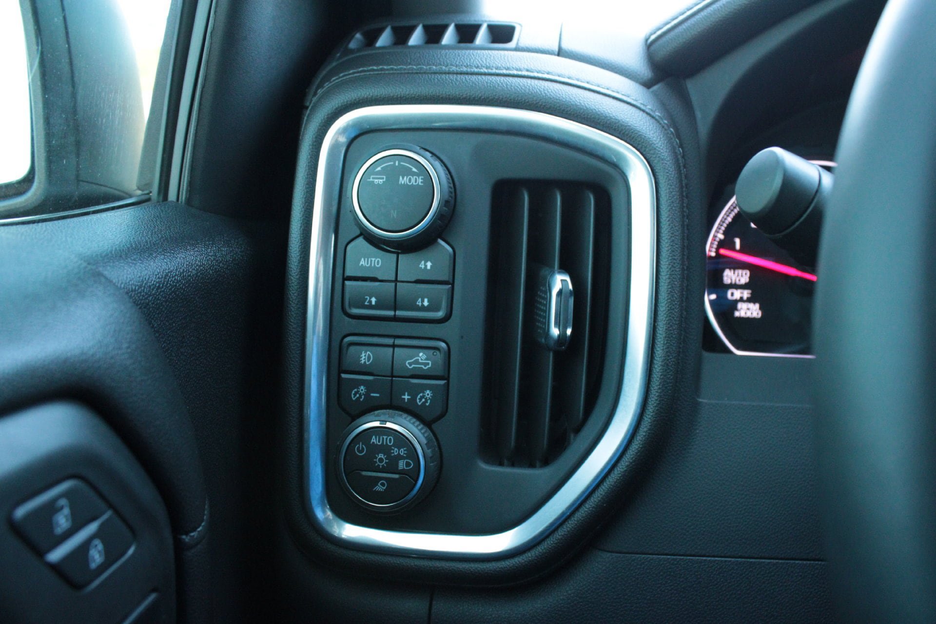 Used 2022 Chevrolet Silverado 1500 LTZ w/ LTZ Convenience Package II AWD/4WD image 26
