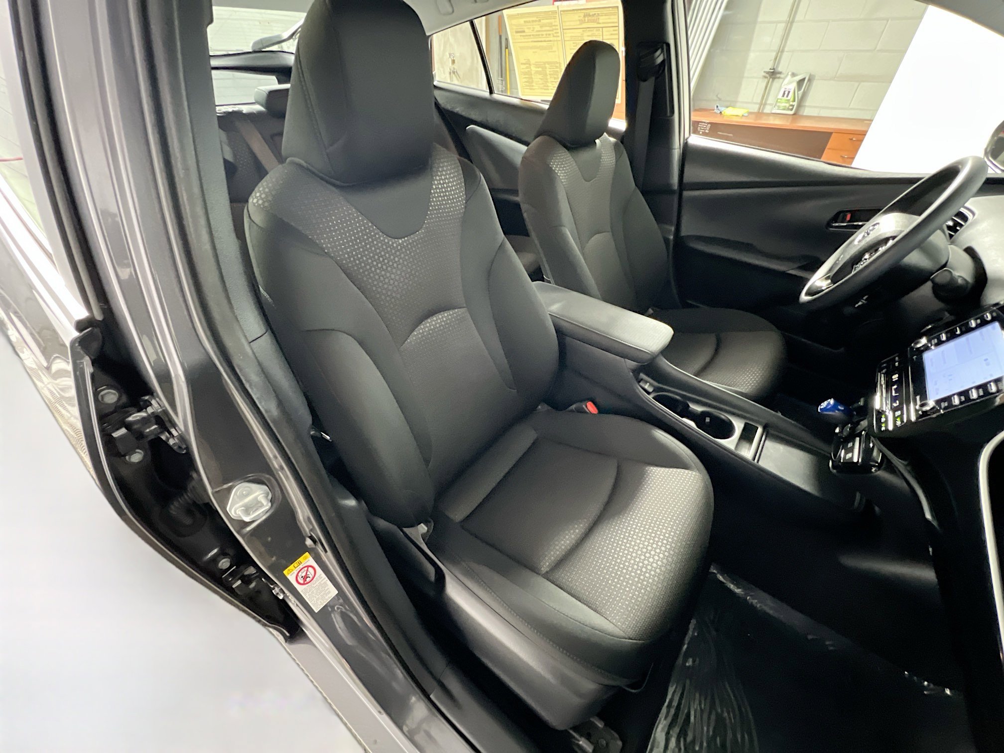 Used 2022 Toyota Prius LE image 30