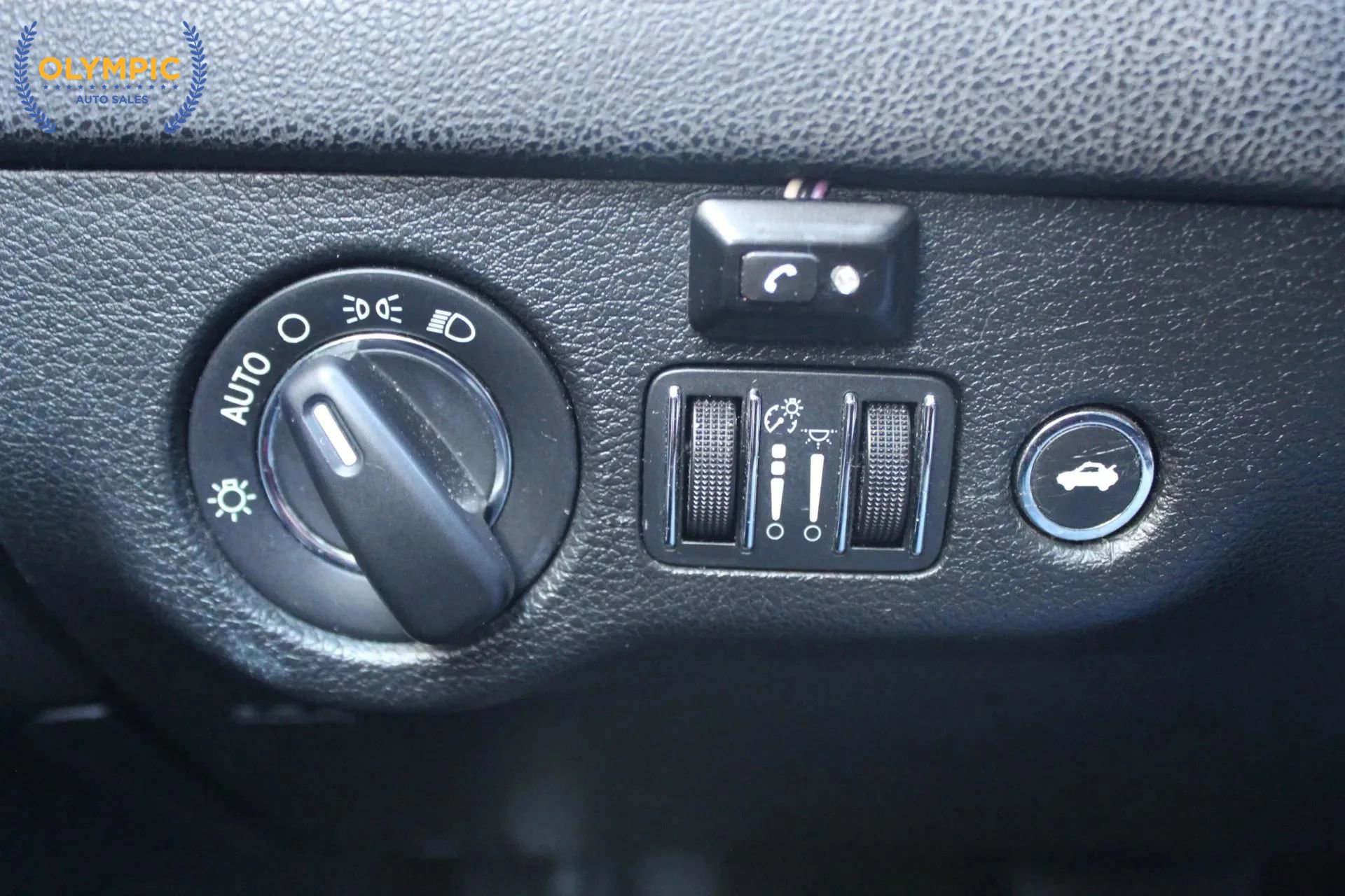 Used 2017 Chrysler 300 Limited image 28