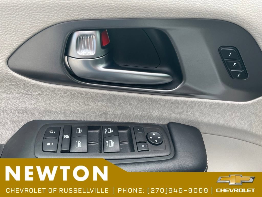 Used 2023 Chrysler Pacifica Touring-L FWD image 8