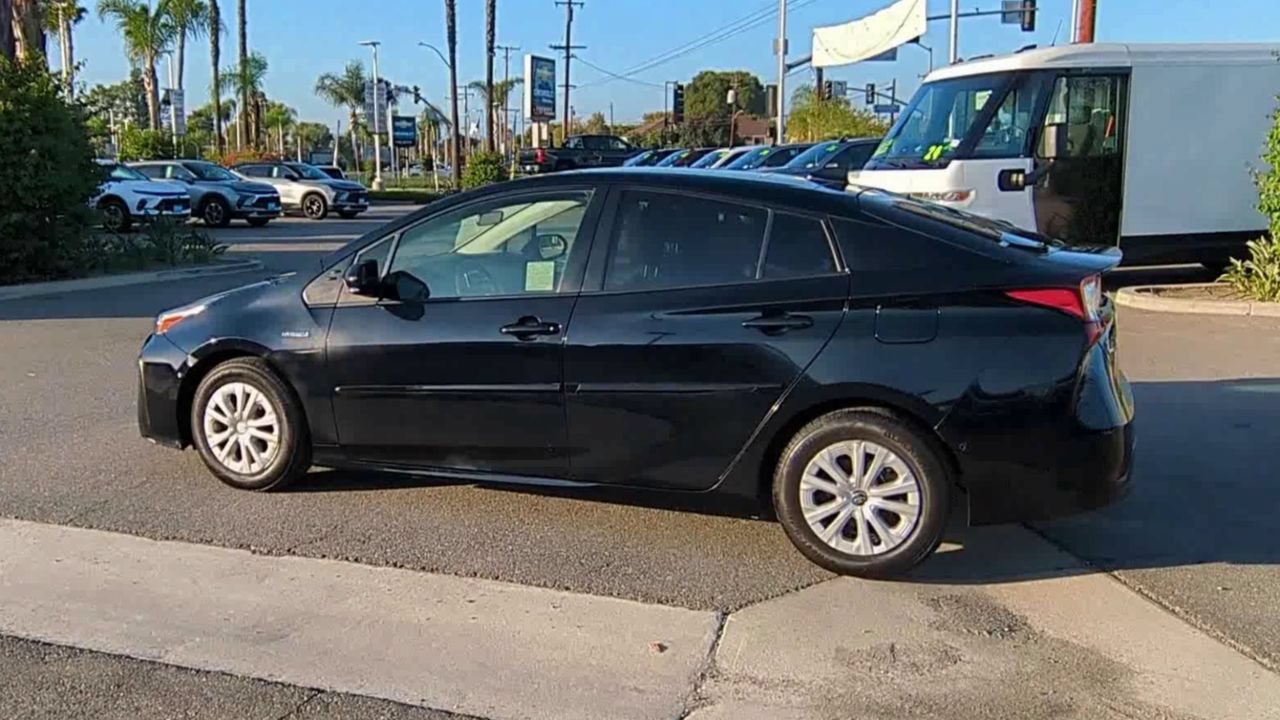 Used 2022 Toyota Prius LE FWD image 5