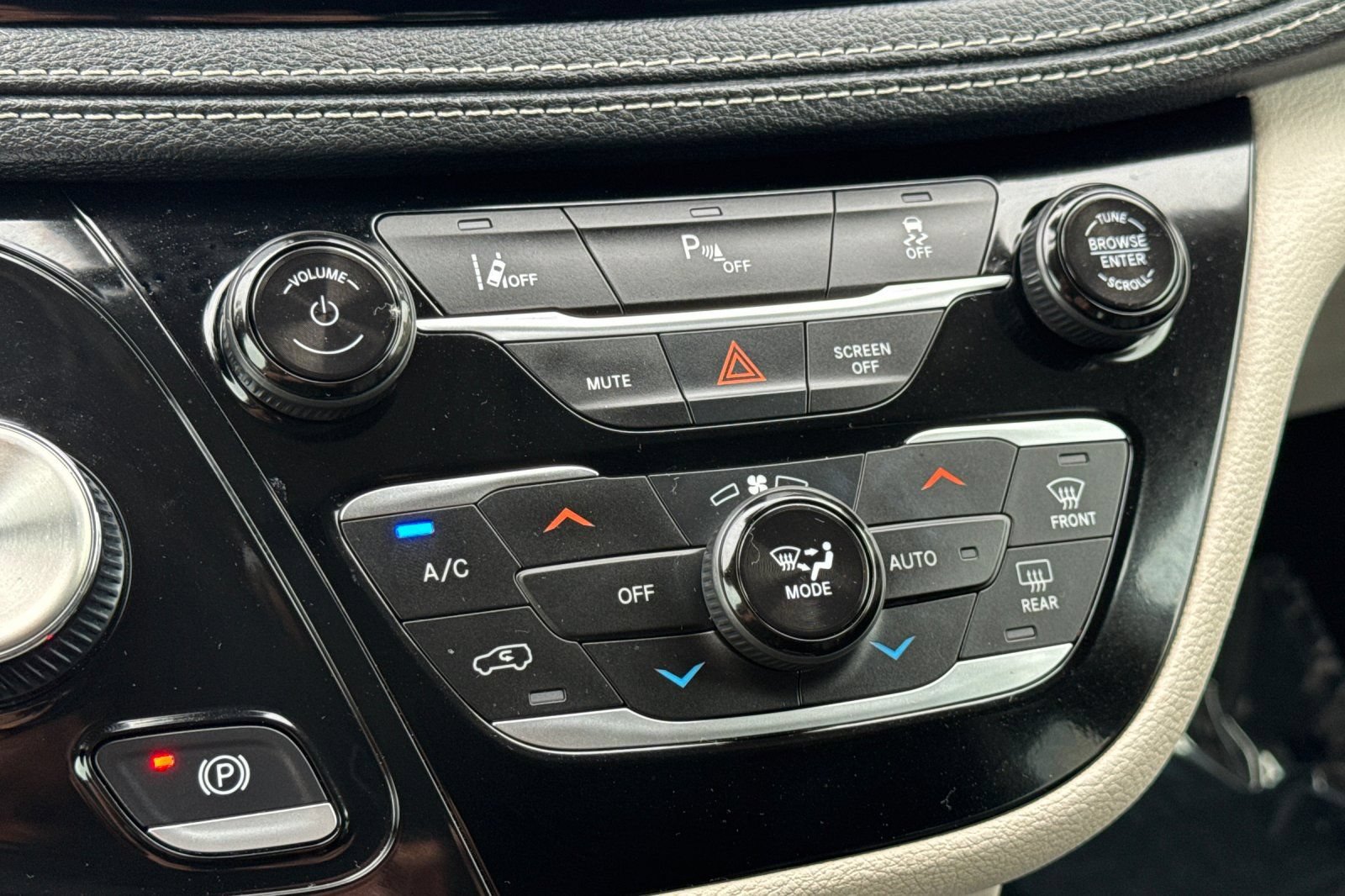 Used 2023 Chrysler Pacifica Touring-L FWD image 22