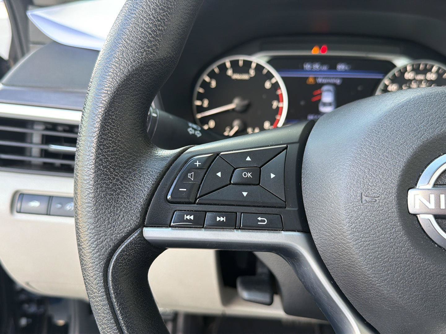 Used 2025 Nissan Altima 2.5 SV FWD image 21