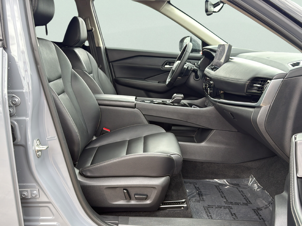 Used 2025 Nissan Rogue SL w/ Tech Package FWD image 11