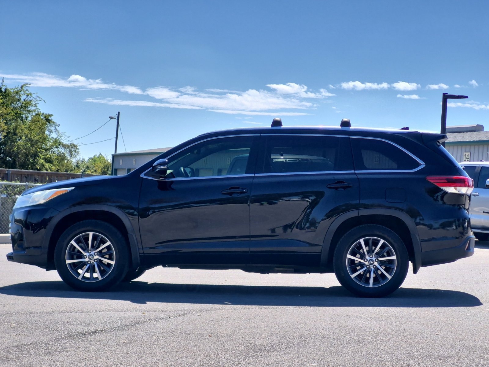 Used 2017 Toyota Highlander XLE AWD/4WD image 2