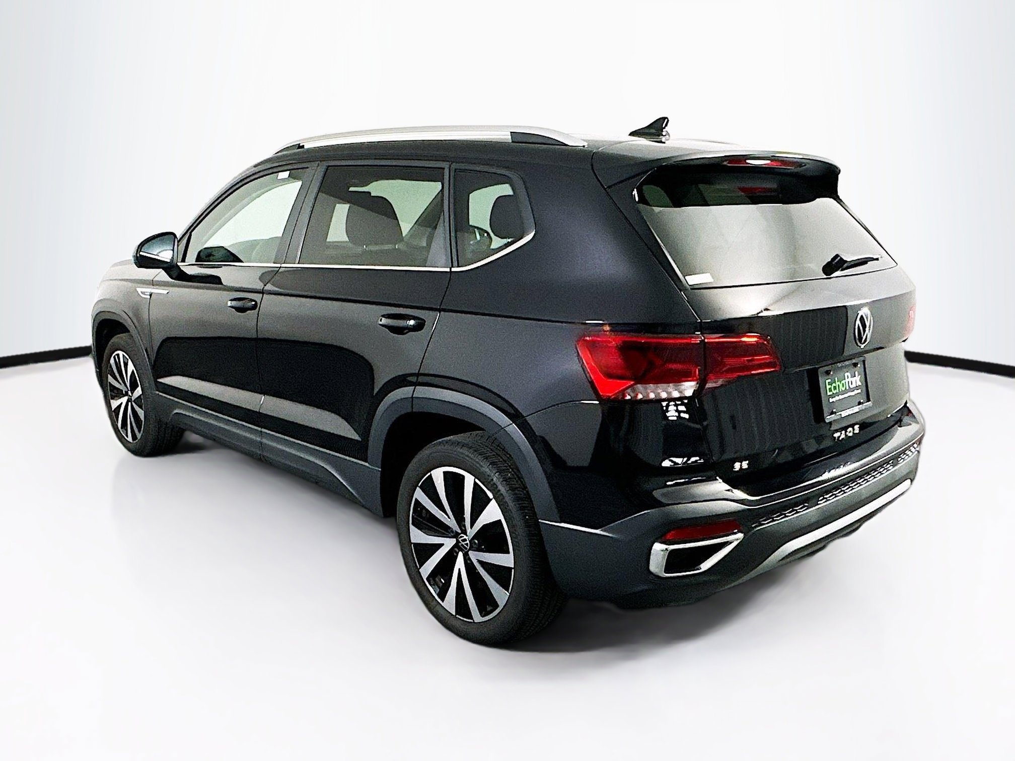 Used 2023 Volkswagen Taos SE w/ Panoramic Sunroof Package FWD image 5
