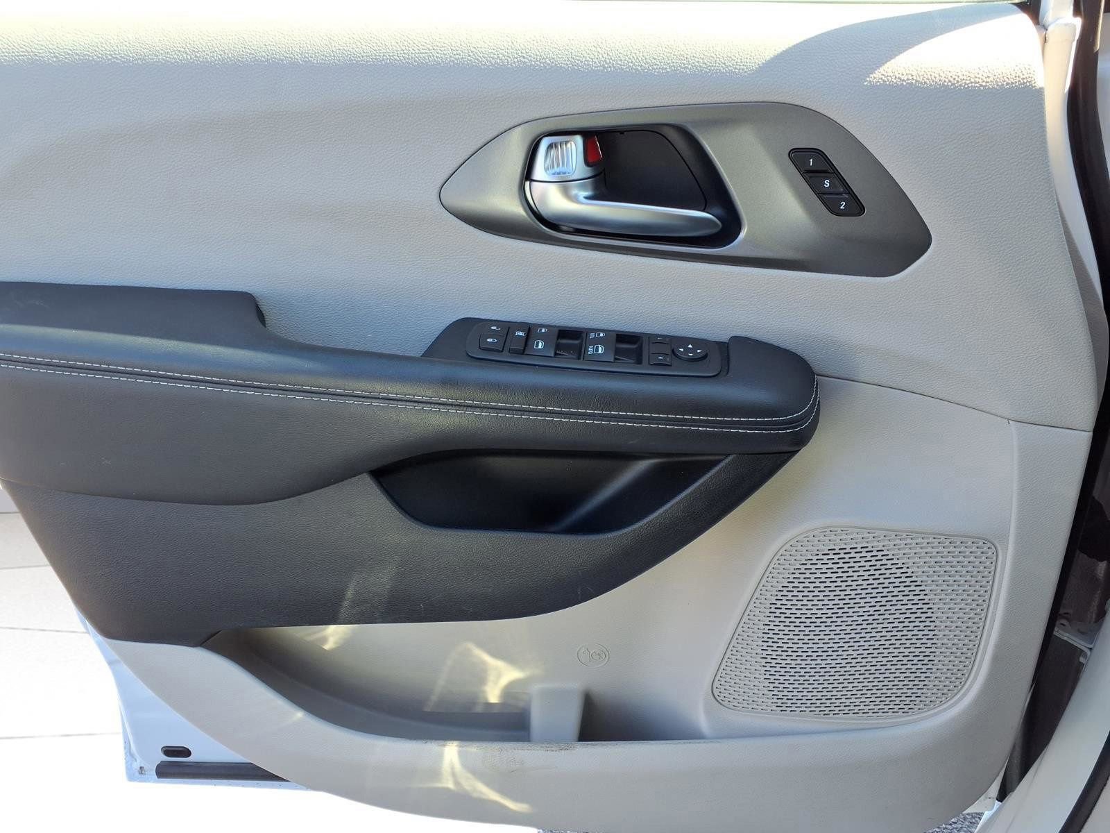 Used 2024 Chrysler Pacifica Touring-L image 17