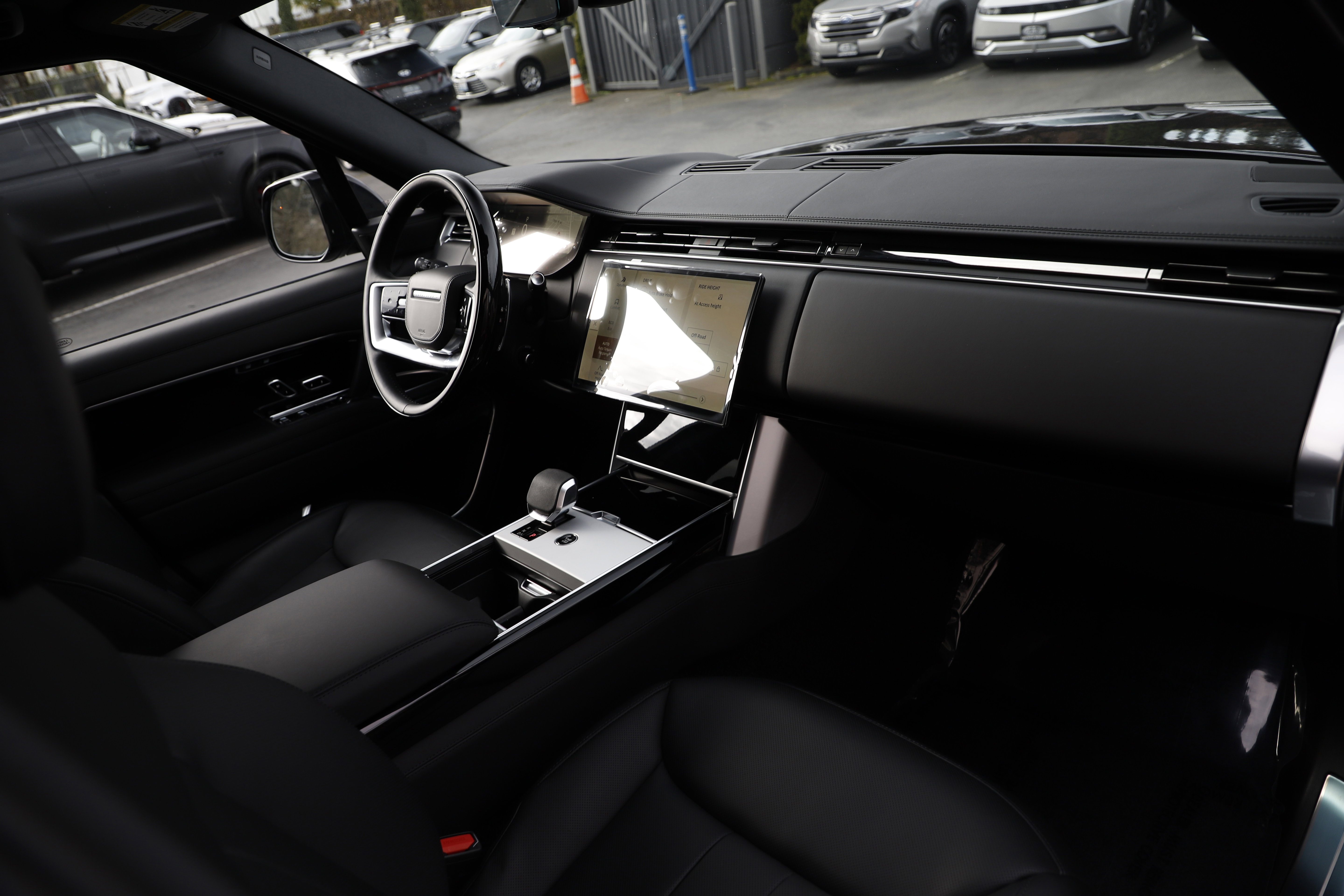 New 2026 Land Rover Range Rover Long Wheelbase SE AWD/4WD image 9