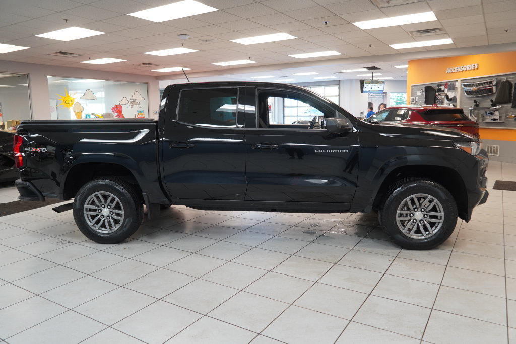 Used 2023 Chevrolet Colorado LT w/ LT Convenience Package AWD/4WD image 13