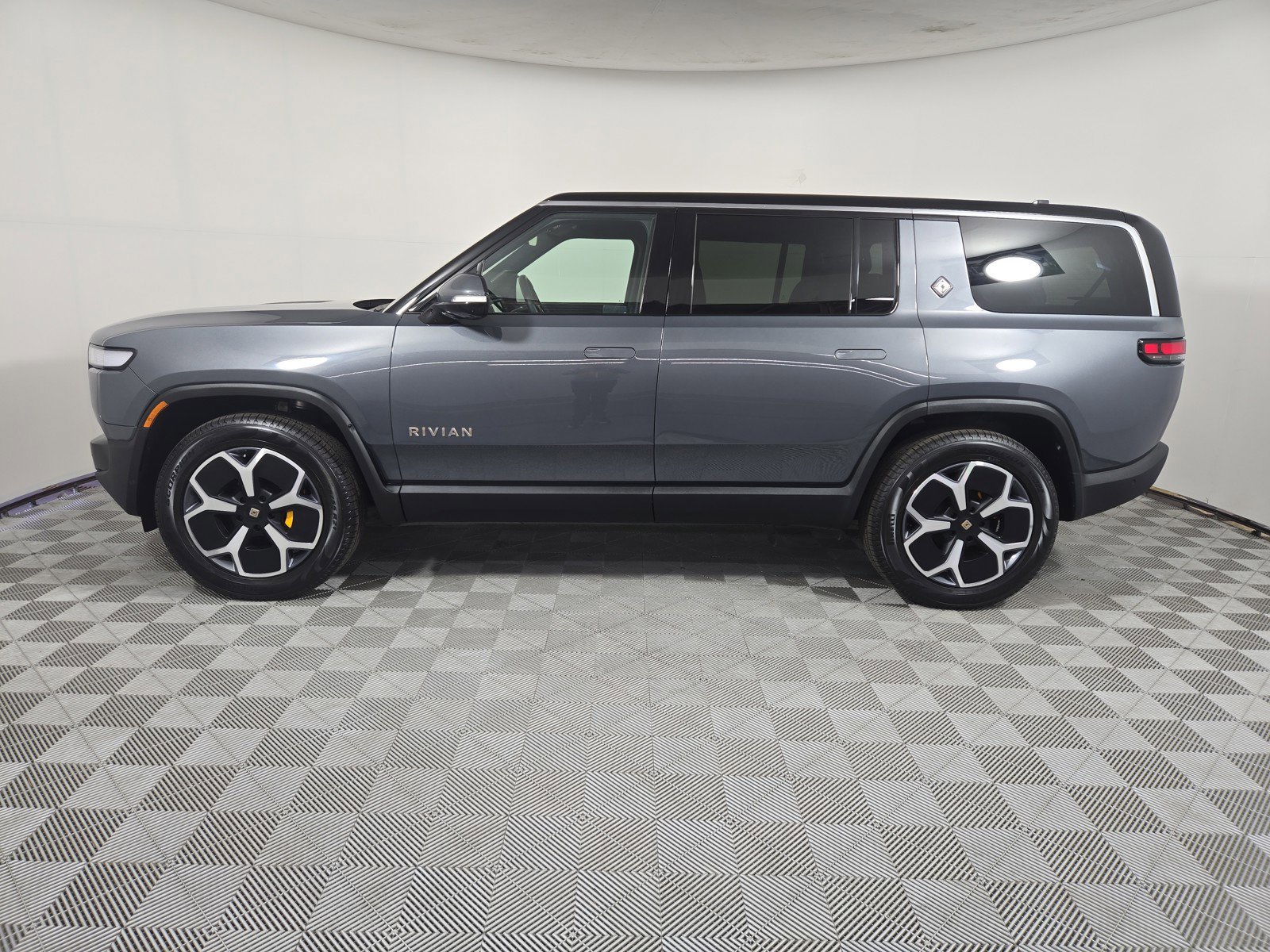 Used 2024 Rivian R1S Adventure AWD/4WD image 2