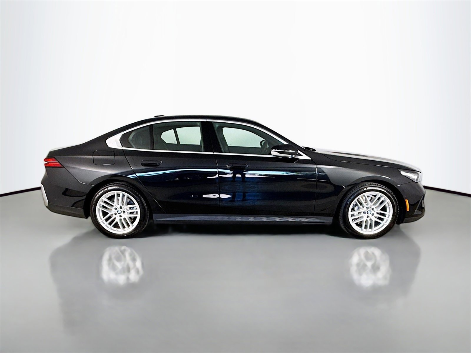 Used 2025 BMW 530i image 8