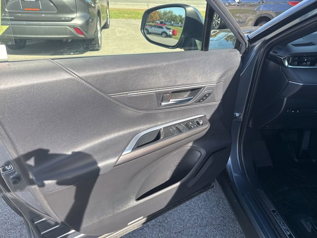 Used 2022 Toyota Venza XLE image 10