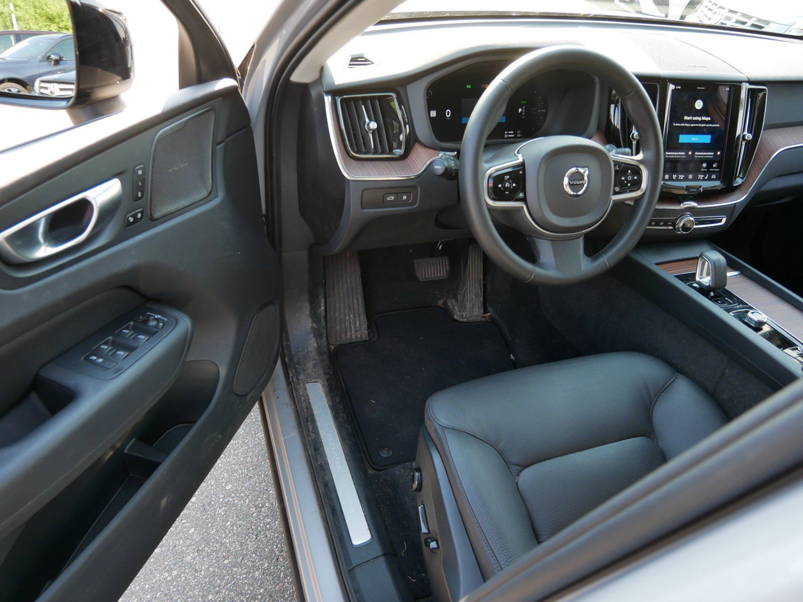 Certified 2024 Volvo XC60 T8 Plus w/ Climate Package AWD/4WD image 10