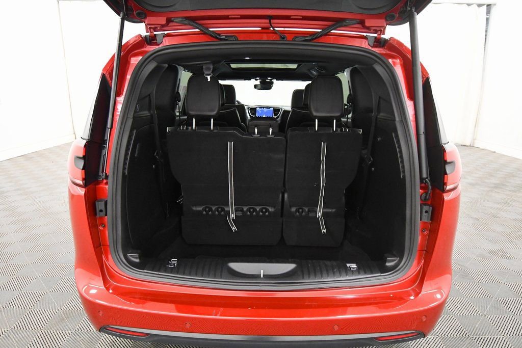 Used 2025 Chrysler Pacifica Limited image 7
