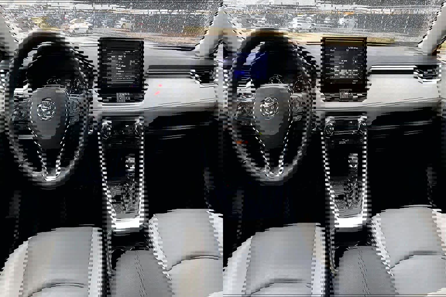 Used 2021 Toyota RAV4 XLE Premium image 15