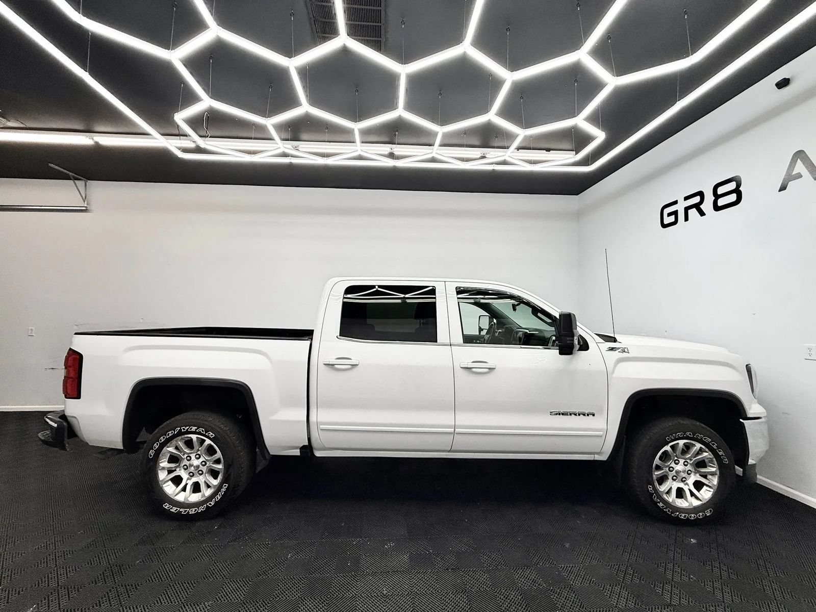 Used 2017 GMC Sierra 1500 SLE w/ SLE Value Package AWD/4WD image 9