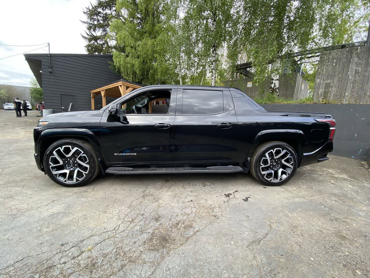 Used 2024 Chevrolet Silverado EV RST AWD/4WD image 3