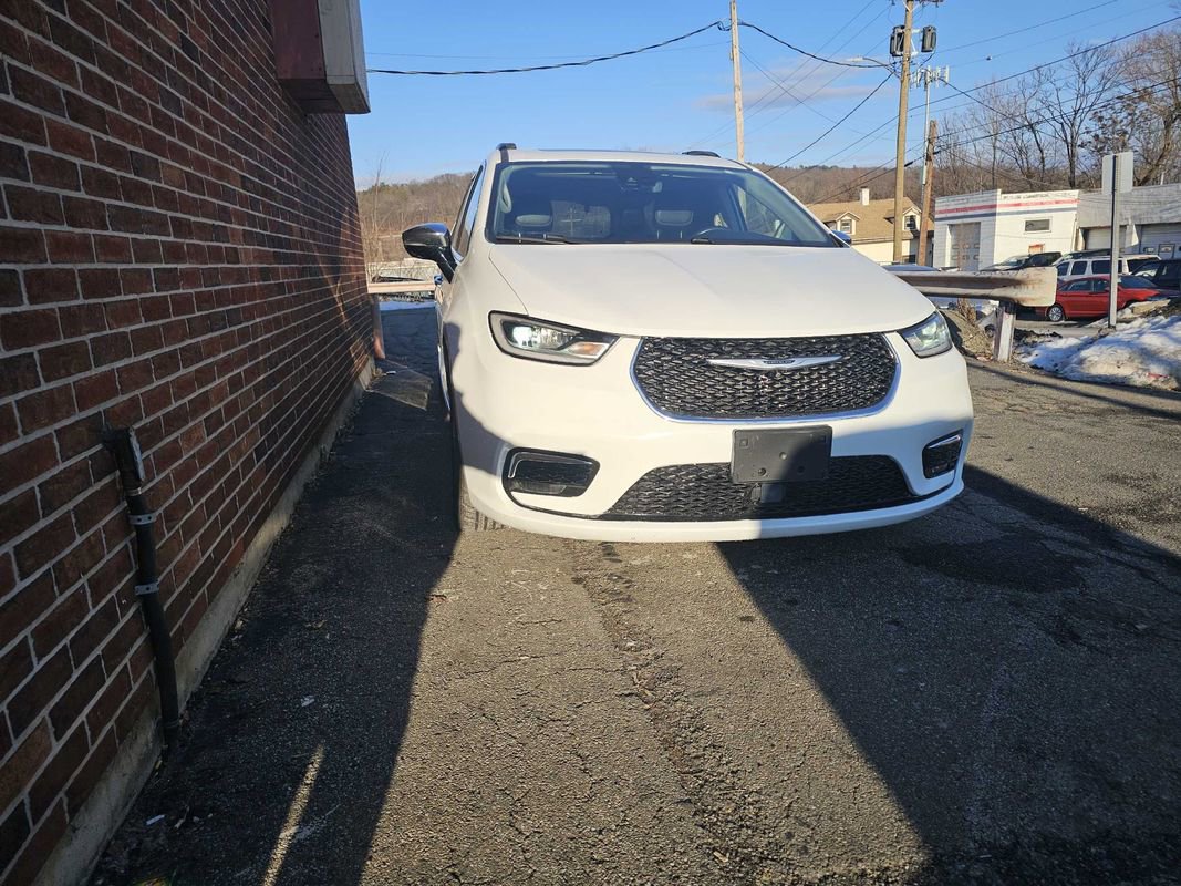 Used 2023 Chrysler Pacifica Limited w/ Uconnect Theater Family Group image 4