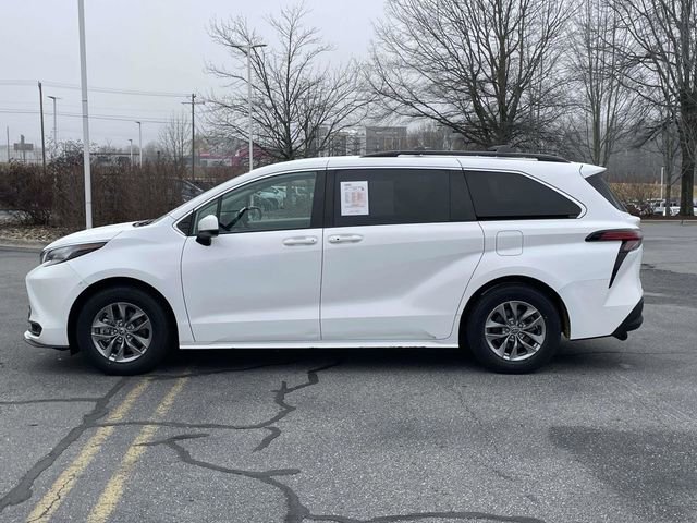 Used 2022 Toyota Sienna LE image 2