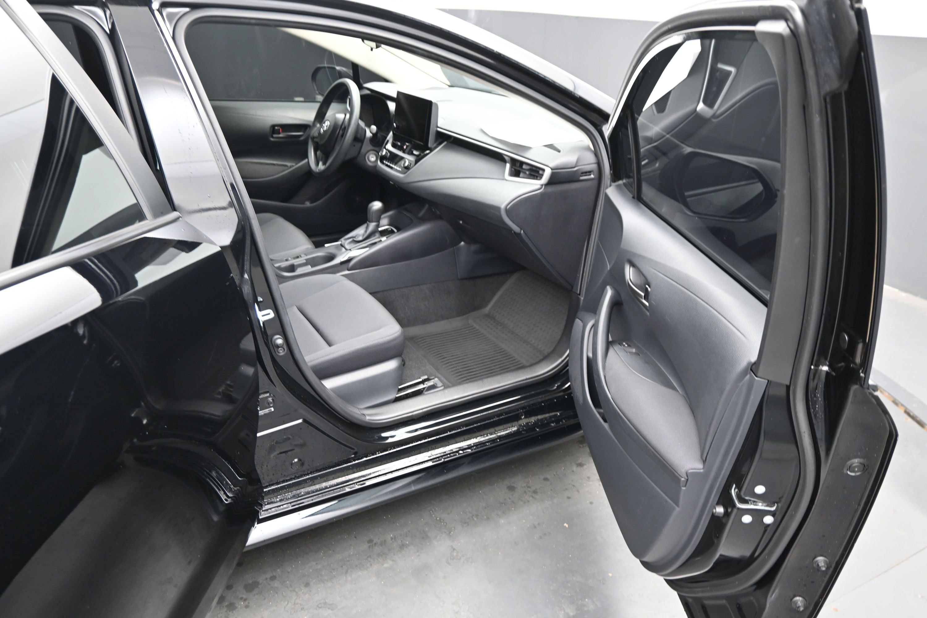 Used 2025 Toyota Corolla LE FWD image 13