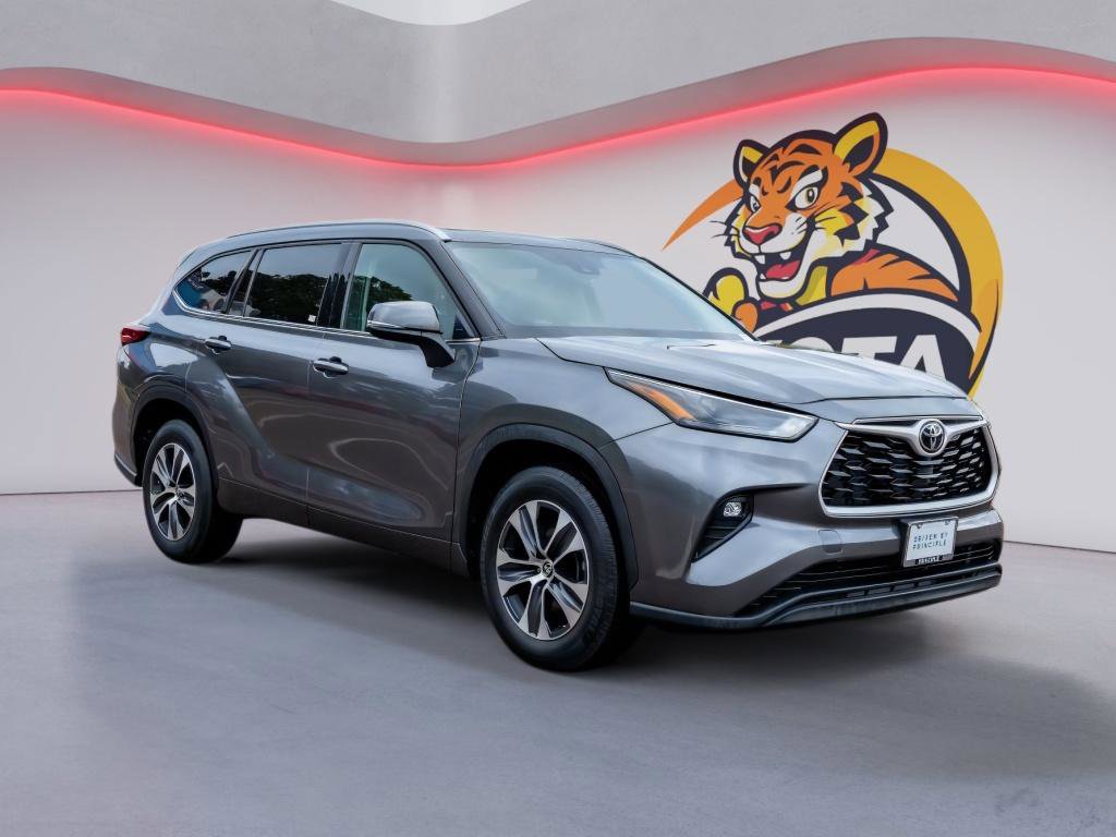Used 2022 Toyota Highlander XLE image 3