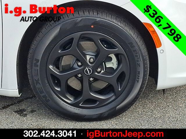 Used 2025 Chrysler Pacifica Premium image 8