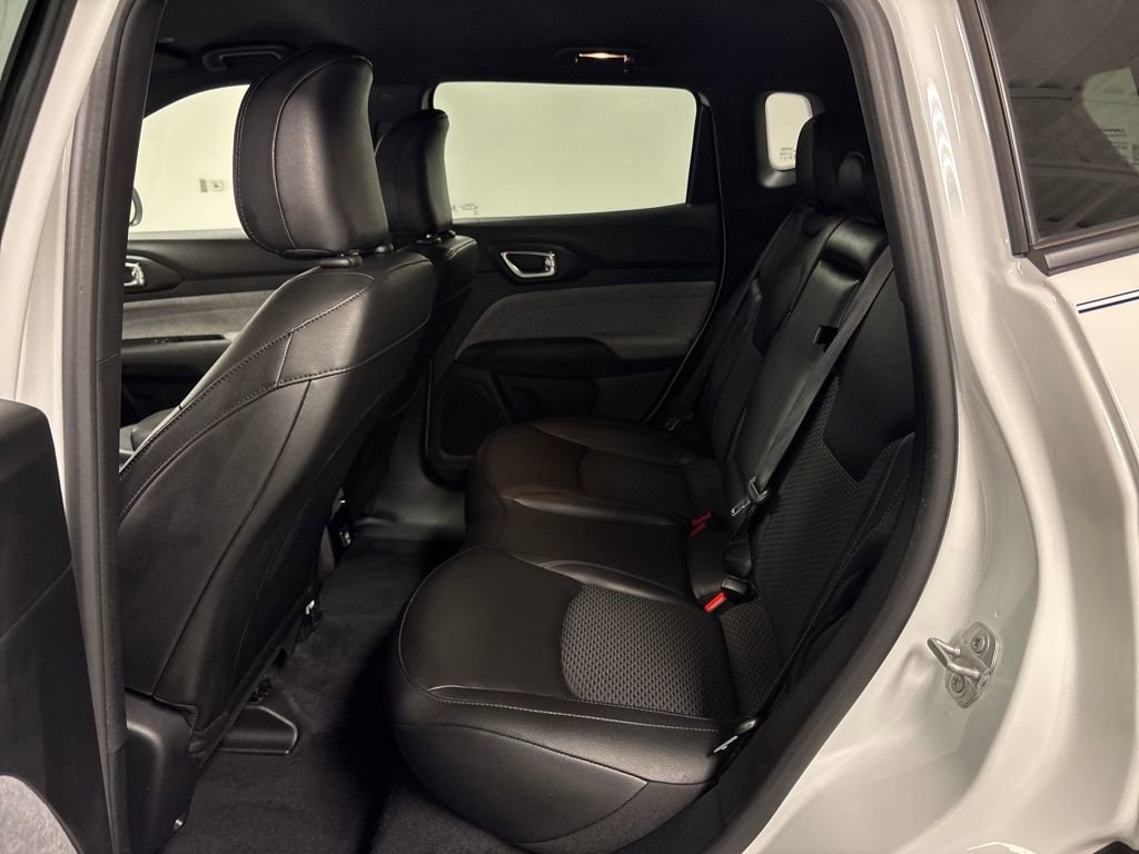 Used 2025 Jeep Compass Latitude image 29