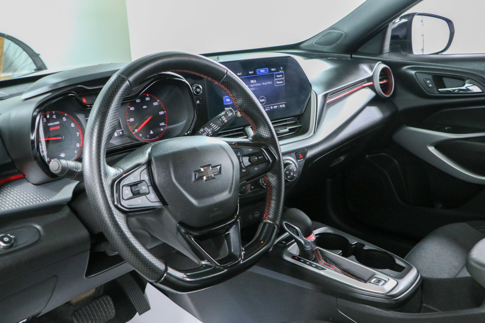 Used 2024 Chevrolet Trax RS w/ Sunroof Package FWD image 23