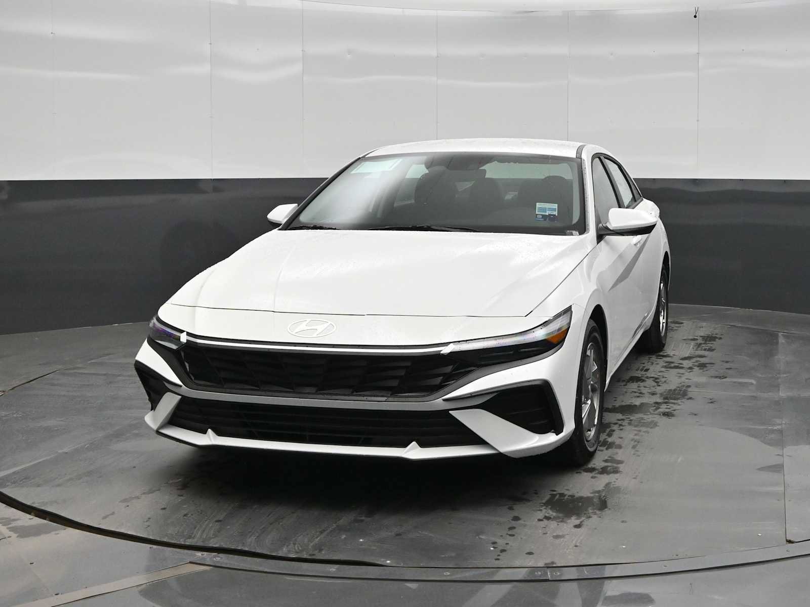 New 2026 Hyundai Elantra SE FWD image 3