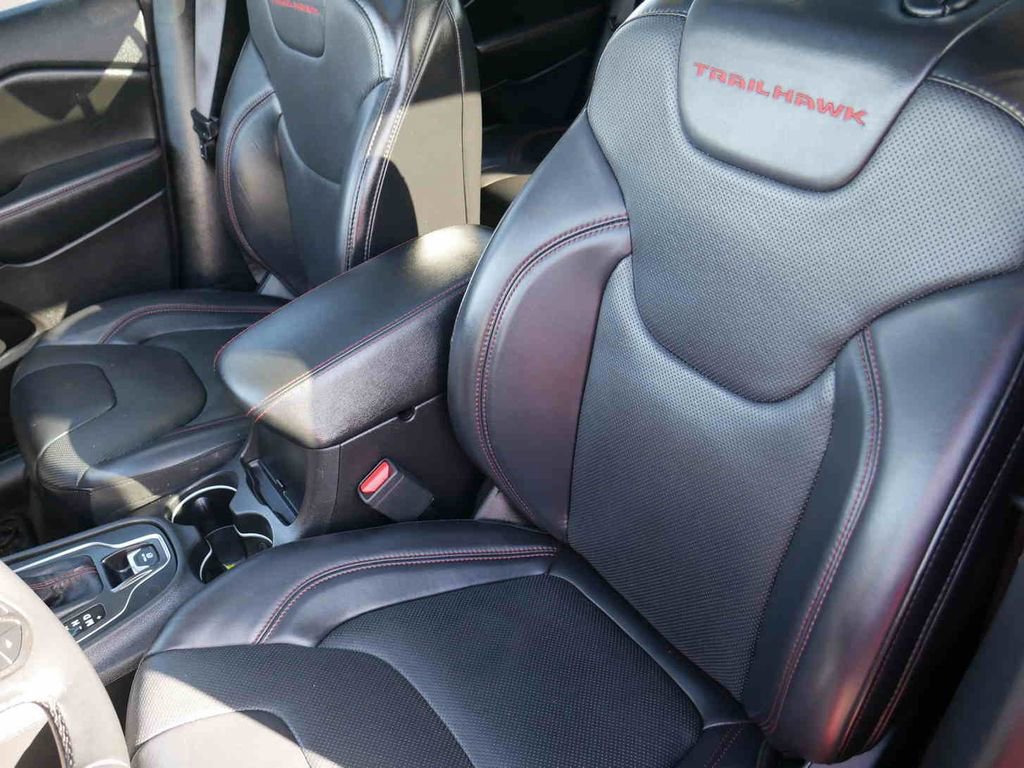 Used 2019 Jeep Cherokee Trailhawk image 33