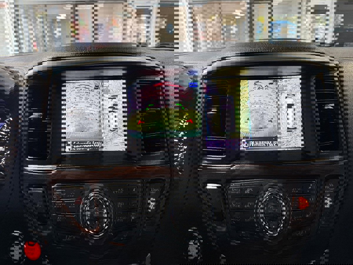 Used 2020 Nissan Pathfinder Platinum FWD image 17