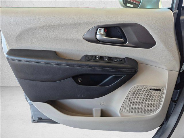 Used 2018 Chrysler Pacifica Limited w/ Advanced Safetytec Group FWD image 13