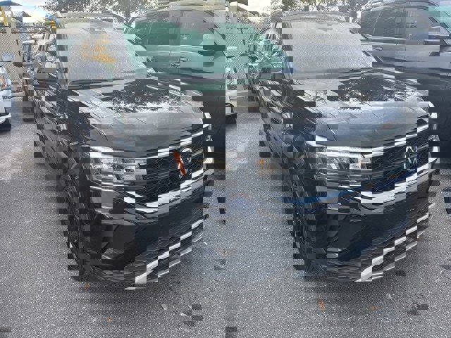 Used 2022 Volkswagen Taos SE w/ Panoramic Sunroof Package