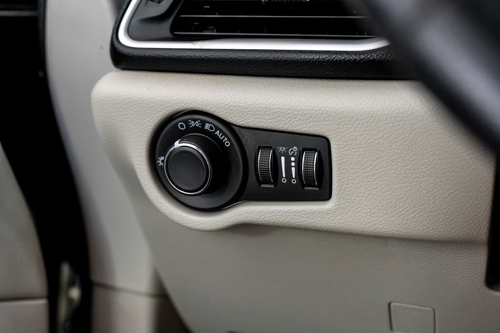 Used 2020 Chrysler Voyager Lxi image 23