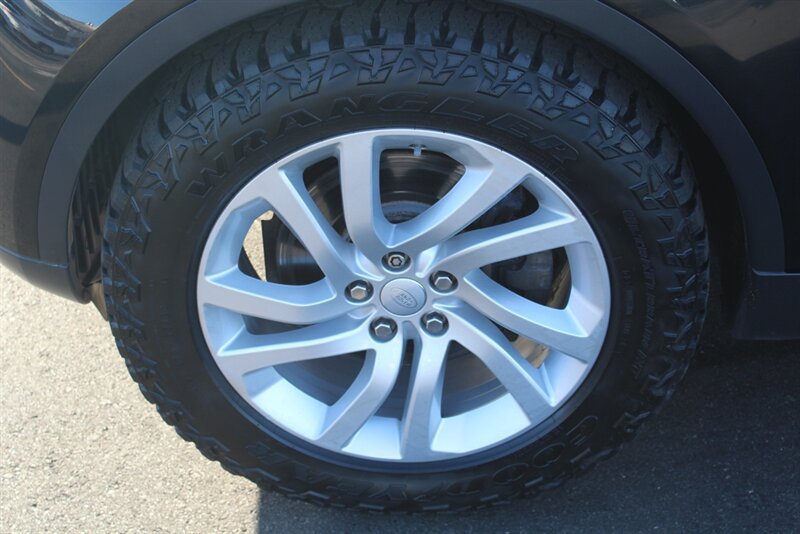 Used 2017 Land Rover Discovery HSE AWD/4WD image 30