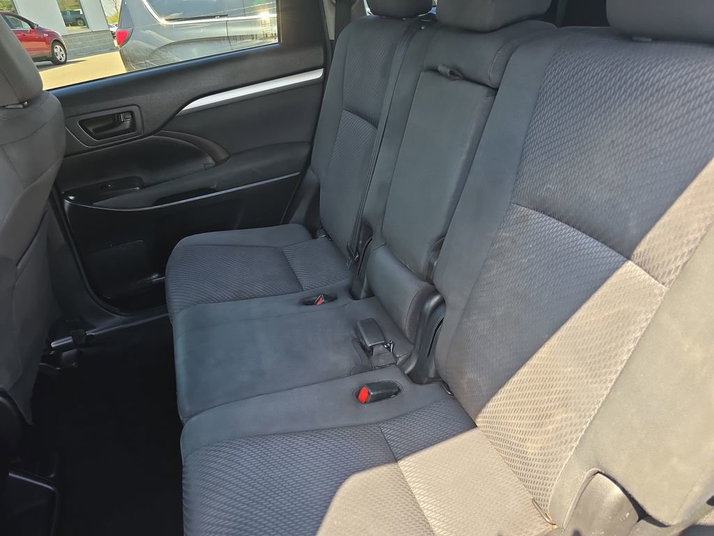 Used 2018 Toyota Highlander LE AWD/4WD image 15