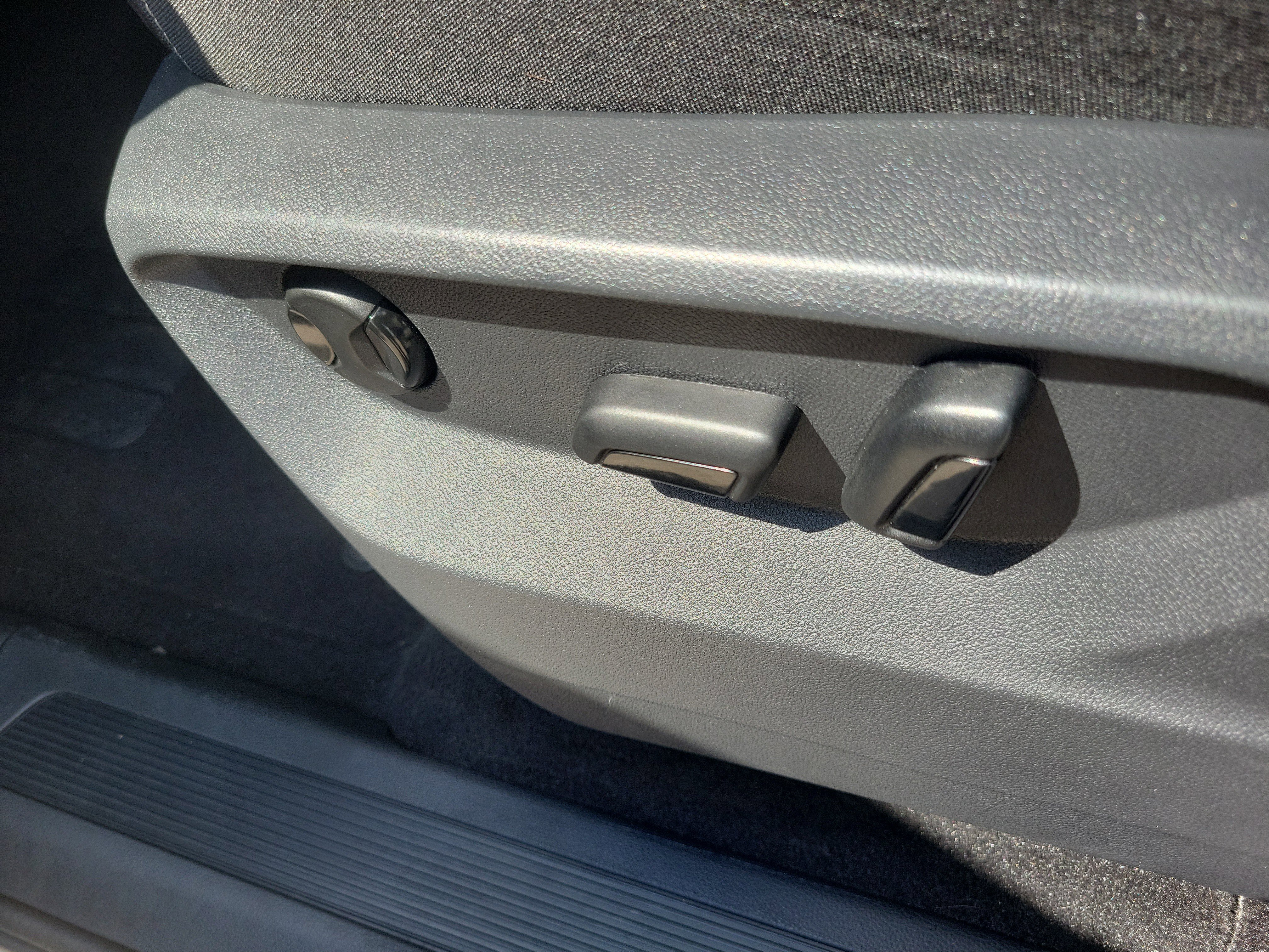 Used 2025 Volkswagen Atlas Cross Sport SE image 23