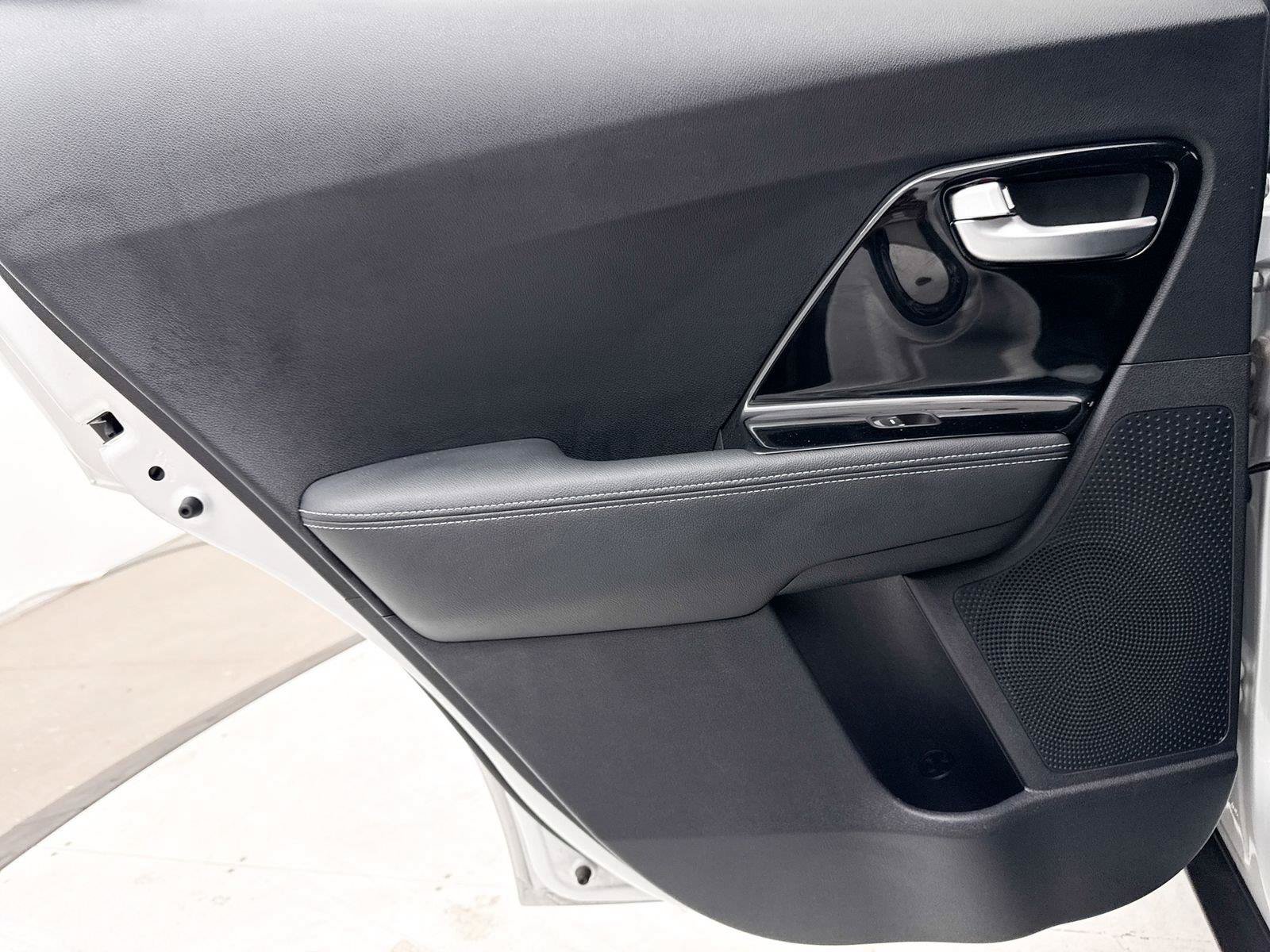 Used 2020 Kia Niro EX FWD image 28