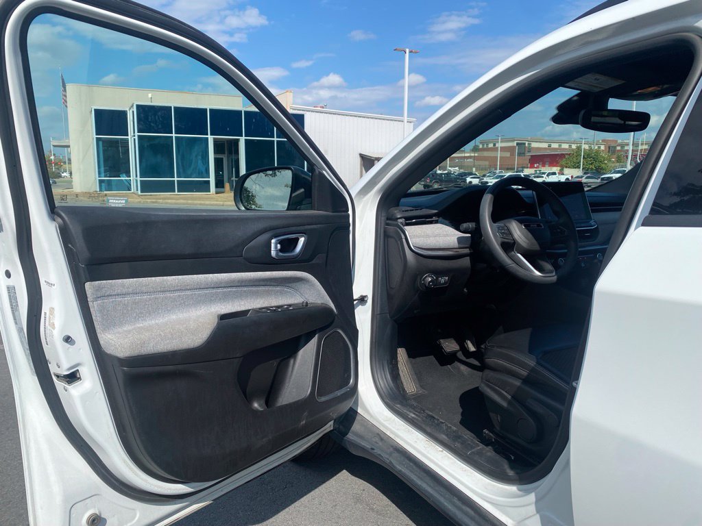 Used 2023 Jeep Compass Latitude AWD/4WD image 10