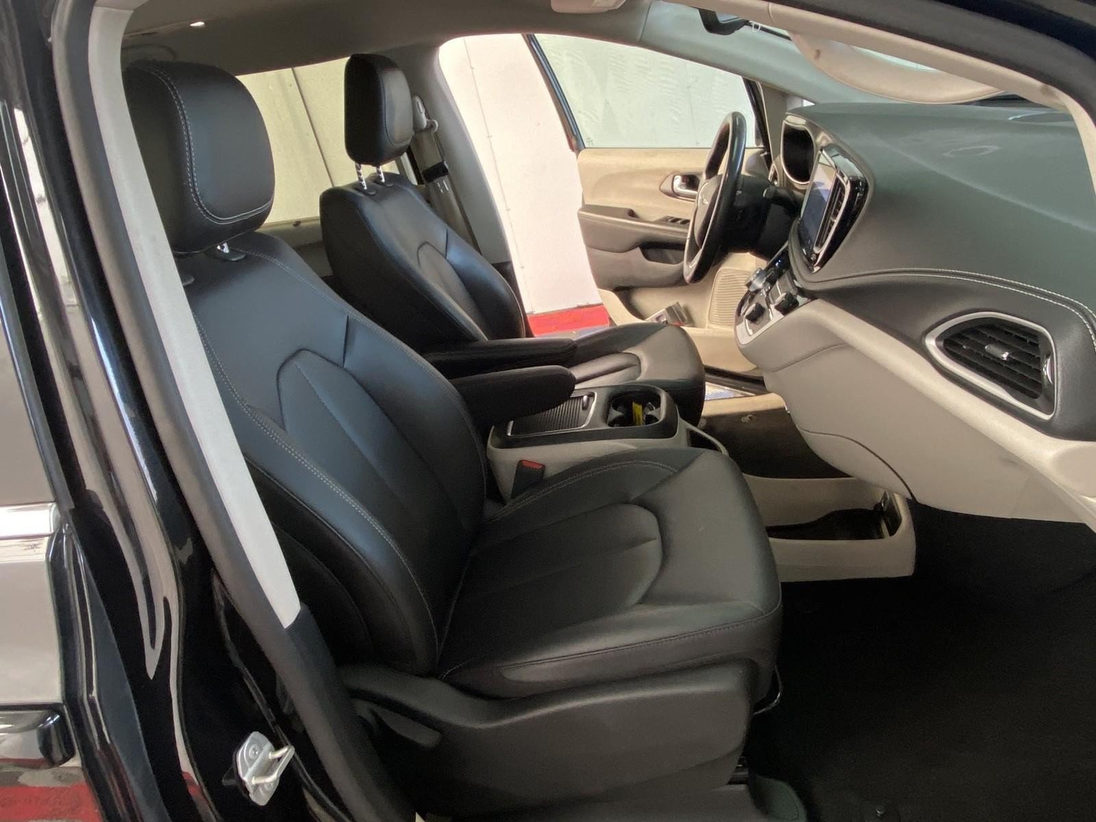 Used 2024 Chrysler Pacifica Touring-L FWD image 9