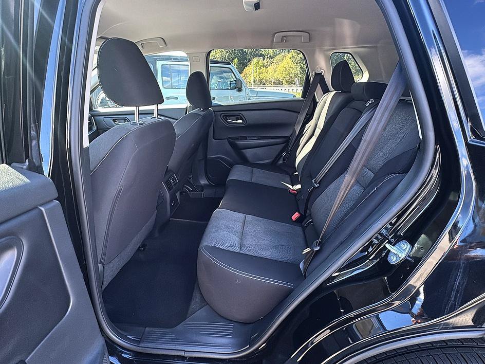 Certified 2025 Nissan Rogue SV FWD image 17