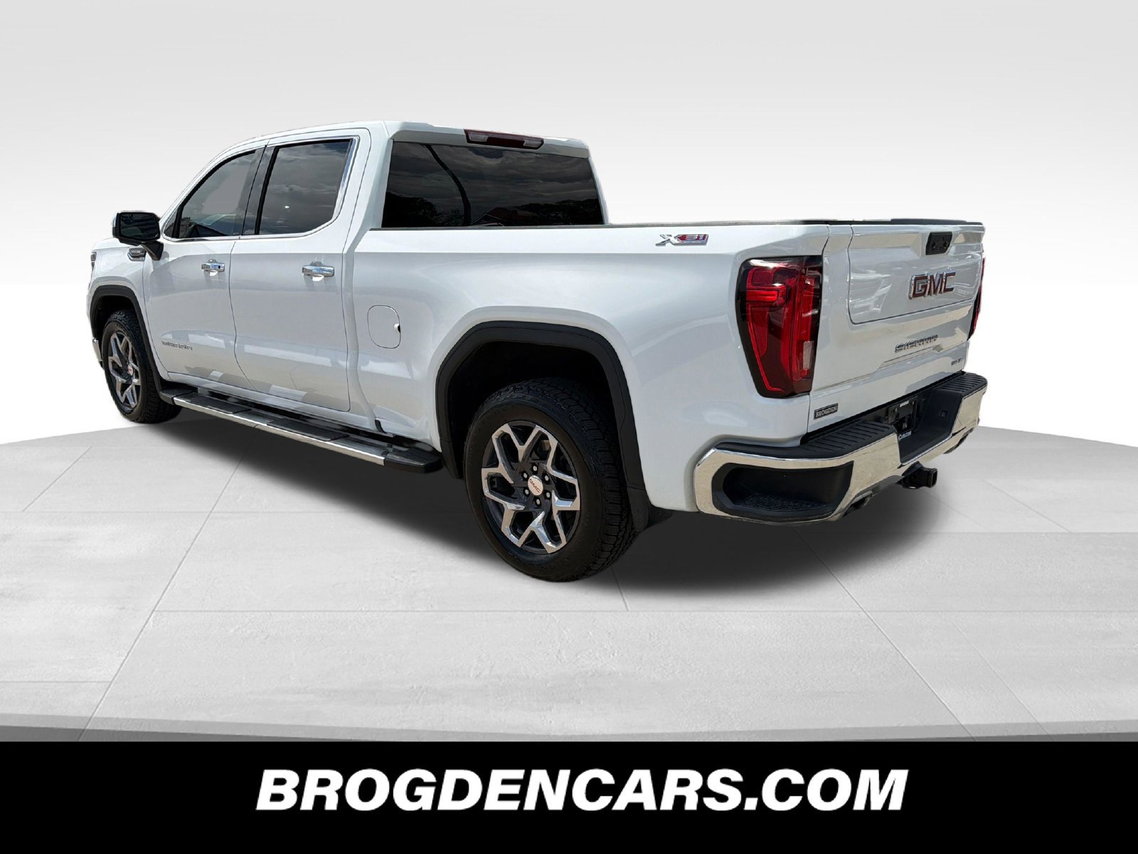 Used 2023 GMC Sierra 1500 SLT w/ SLT Premium Package AWD/4WD image 6