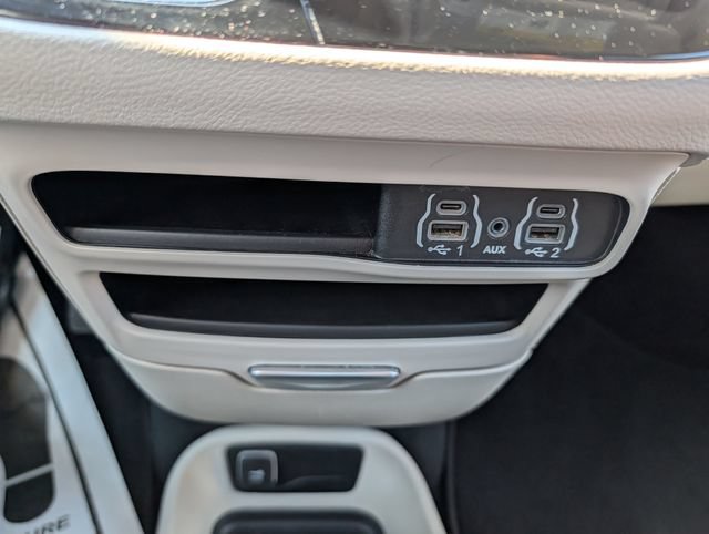 Used 2024 Chrysler Pacifica Touring-L FWD image 27