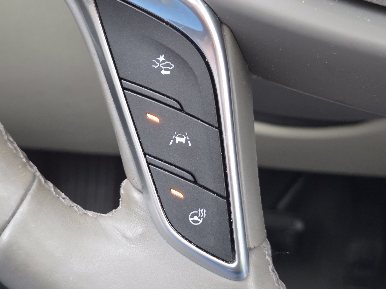 Used 2018 Cadillac XT5 Luxury w/ Driver Awareness Package FWD image 6