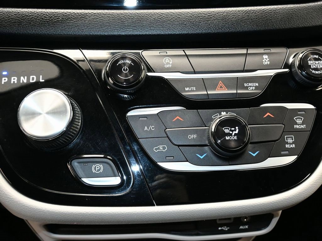 Used 2020 Chrysler Voyager L image 26