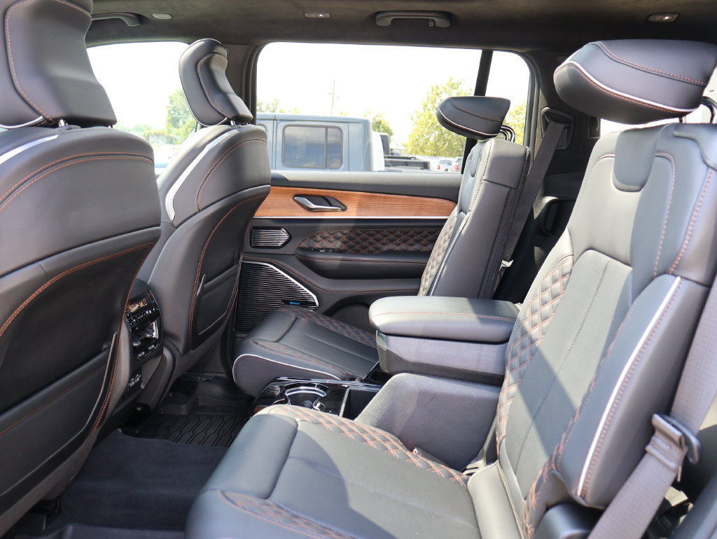 Used 2024 Jeep Grand Cherokee L Summit AWD/4WD image 18