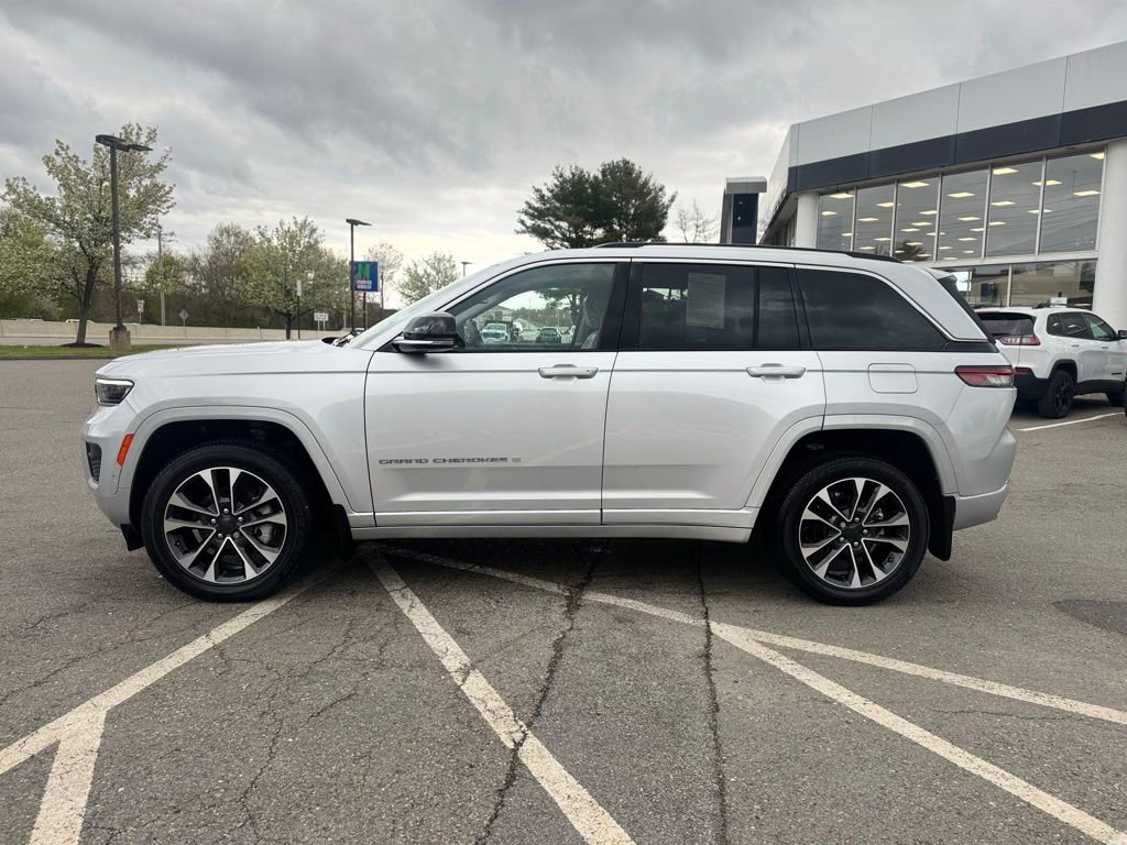 Used 2022 Jeep Grand Cherokee Overland w/ Luxury Tech Group IV AWD/4WD image 2
