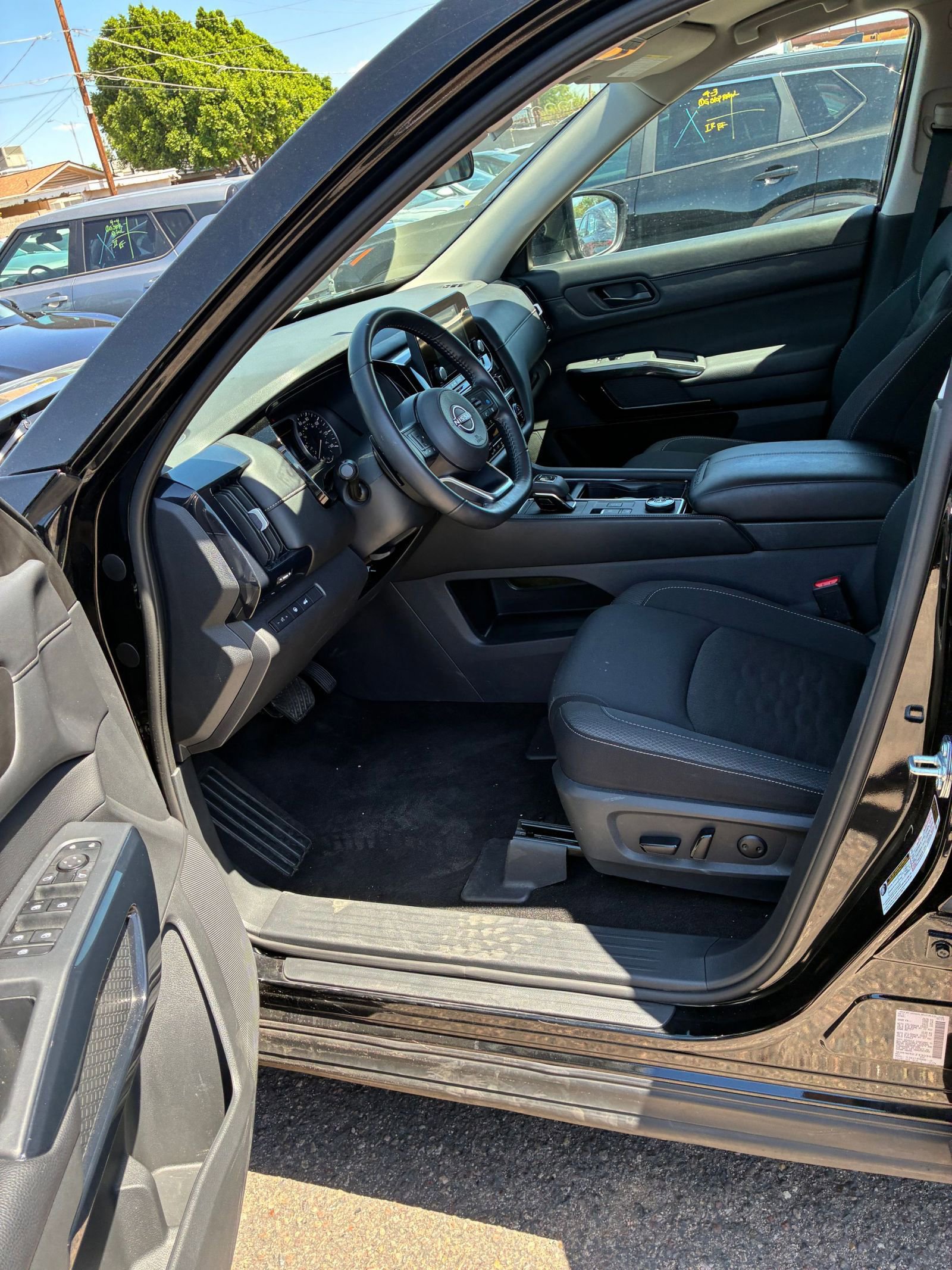 Used 2025 Nissan Pathfinder SV image 12